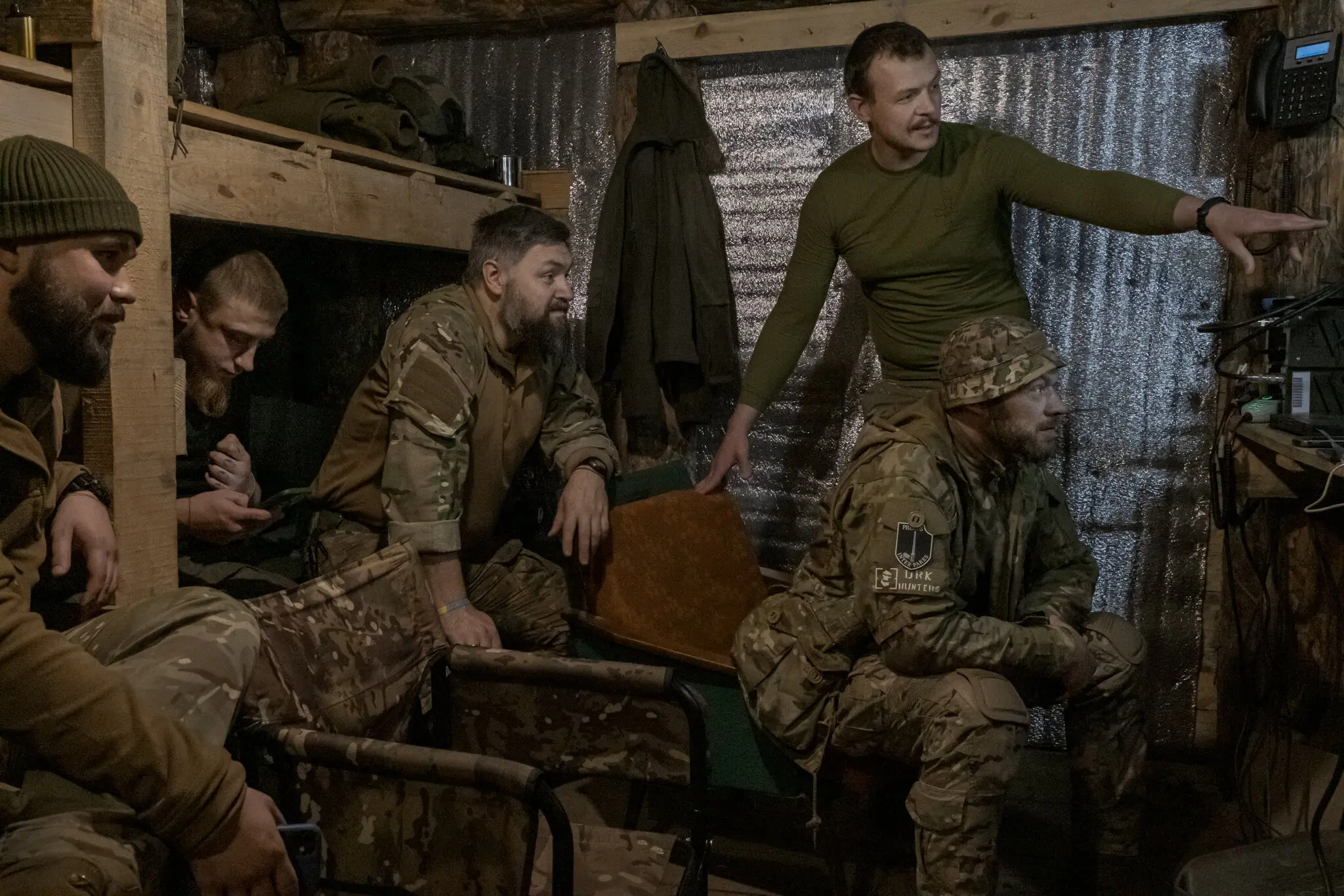 Українські солдати на околицях Бахмута на сході України 4 квітня дивляться на екран, відстежуючи пересування групи російських солдатів на полі. За кілька хвилин до цього вони передали мінометній групі координати іншої російської позиції.